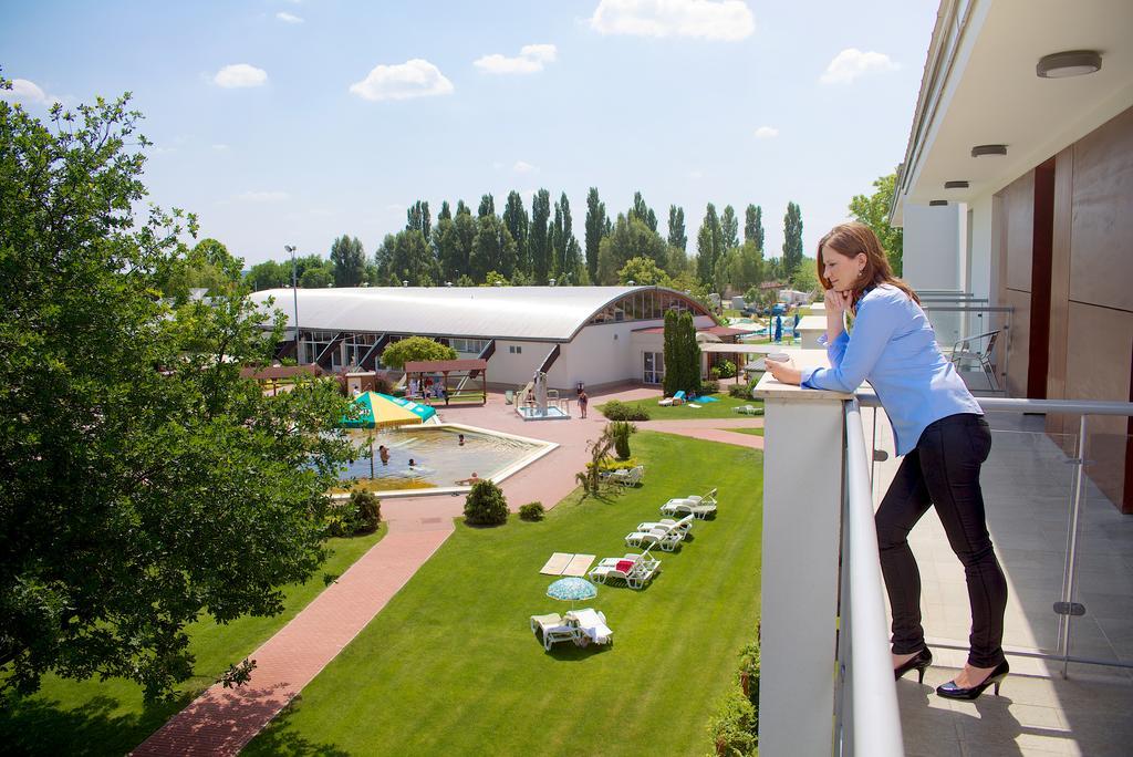 Barack Thermal Hotel And Spa Tiszakecske Exterior photo