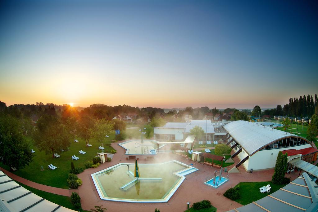 Barack Thermal Hotel And Spa Tiszakecske Exterior photo