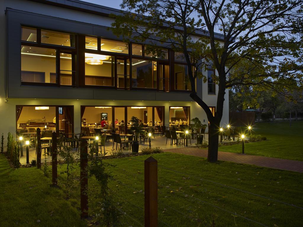 Barack Thermal Hotel And Spa Tiszakecske Exterior photo