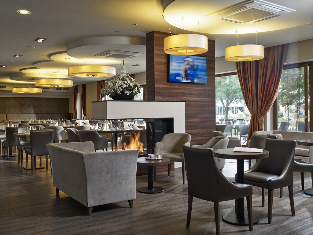 Barack Thermal Hotel And Spa Tiszakecske Exterior photo