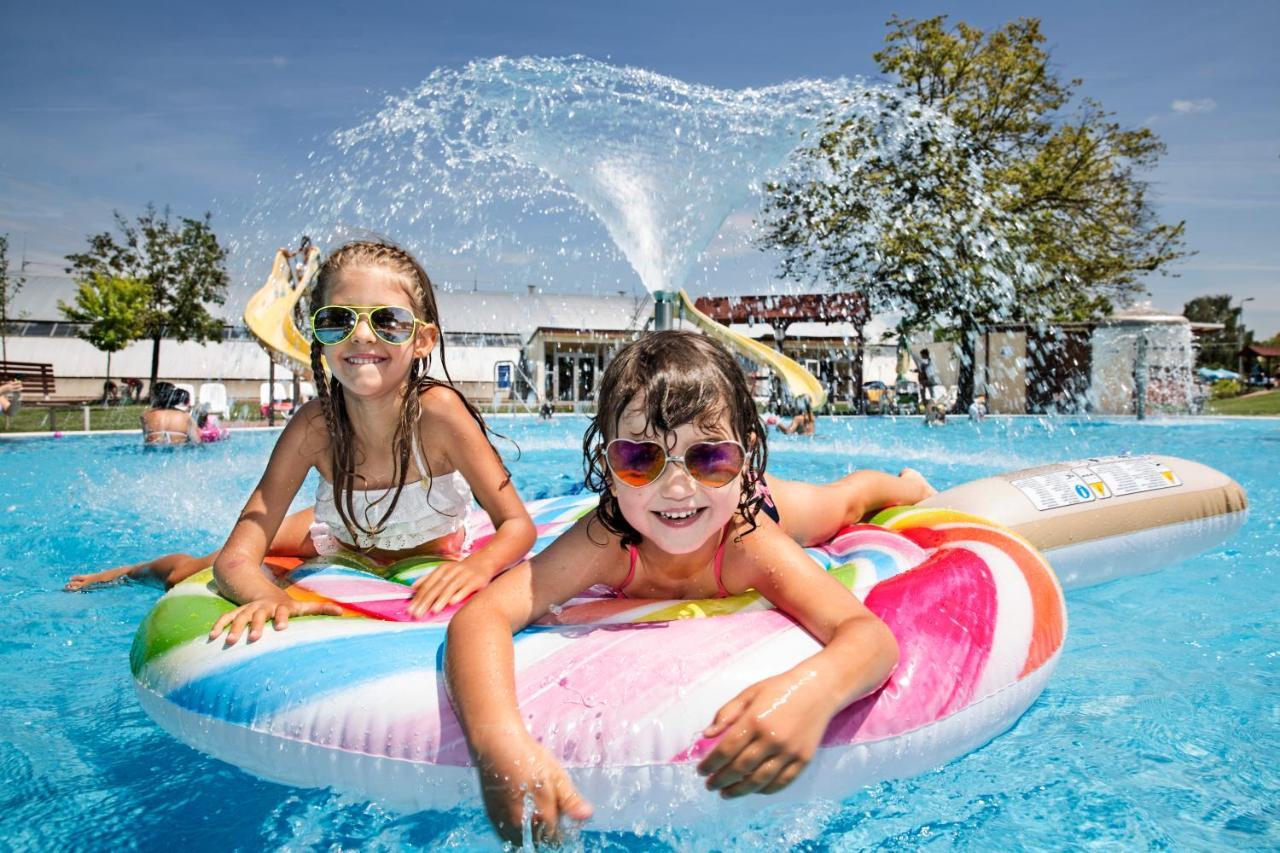 Barack Thermal Hotel And Spa Tiszakecske Exterior photo